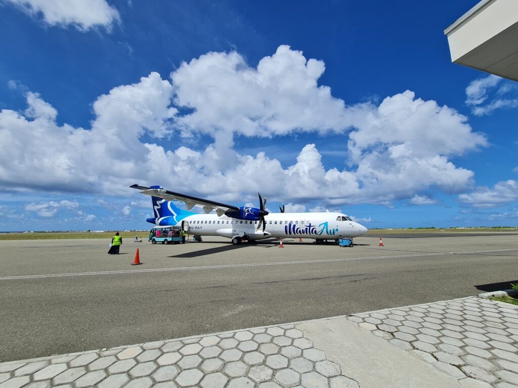 Avión doméstico de Manta Air en Maldivas en la pista de aterrizaje en una isla local.