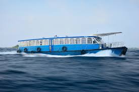 un barco publico tipo ferry en Maldivas