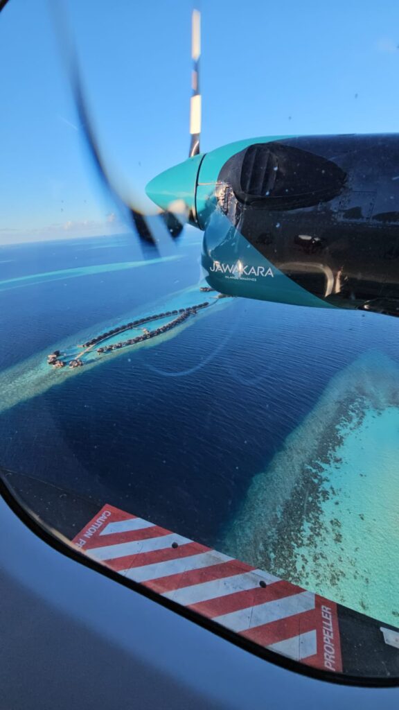 Hidroavión en Maldivas volando sobre el resort Lily Beach