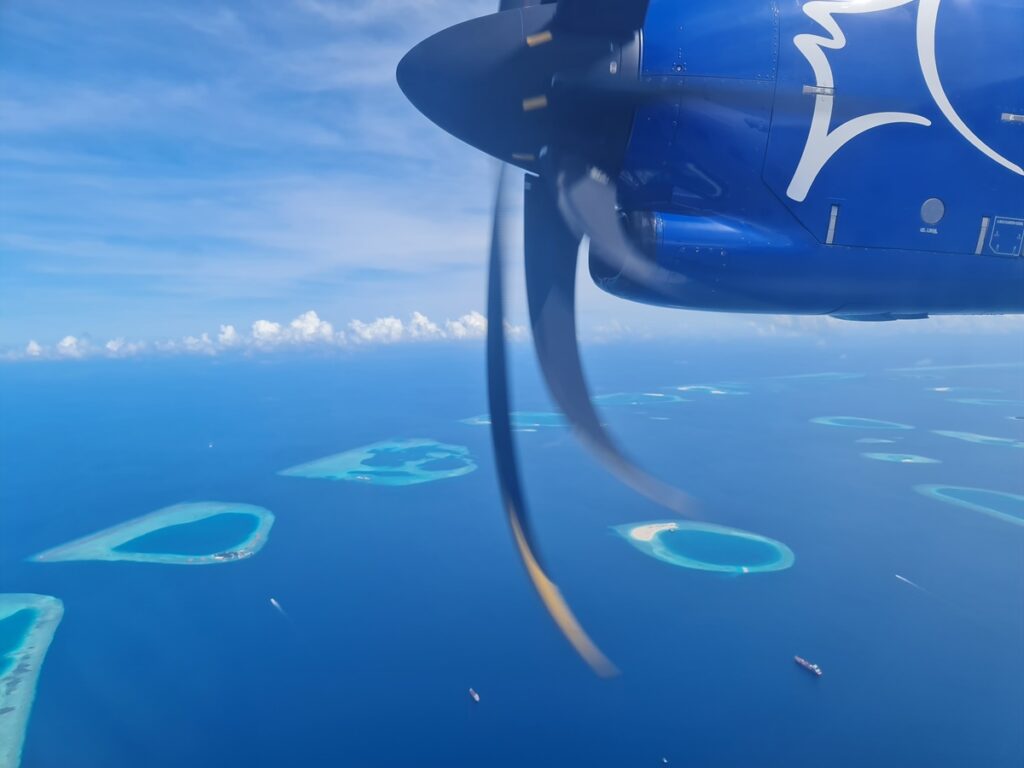 Vistas desde un vuelo doméstico en las Maldivas