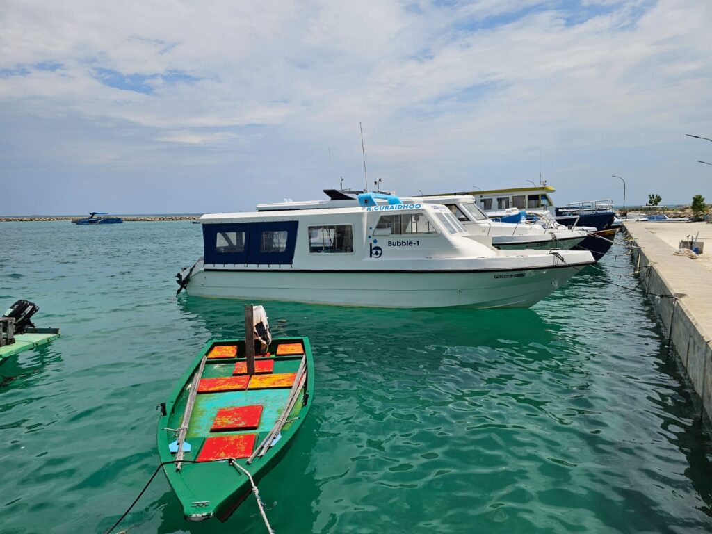 Lancha rápida privada en el puerto en maldivas
